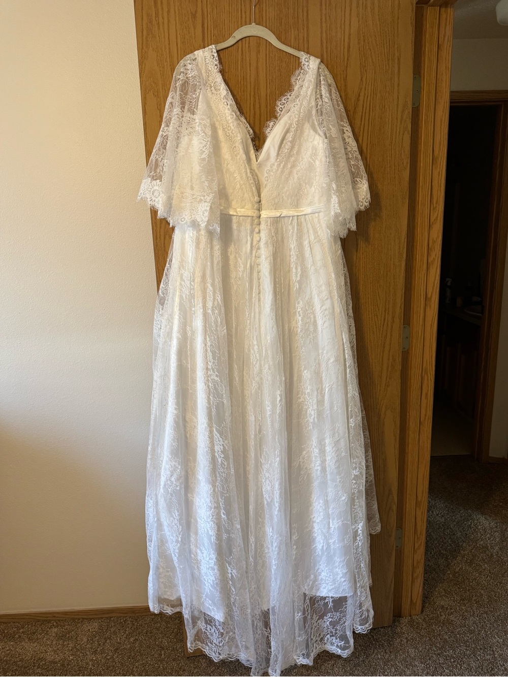 Elegant White Lace Wedding Dress with Flutter Sleeves